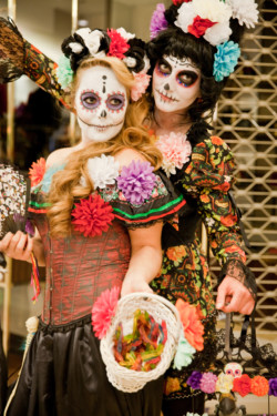 kadewe-berlin-tauentzienstraße-halloween-2017-verkleidung-tagdertoten-diademuertos